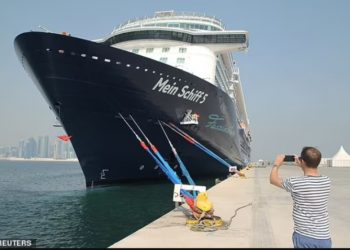 شركاء لاعبى المونديال فى رحلة خمور بحرية فى قطر