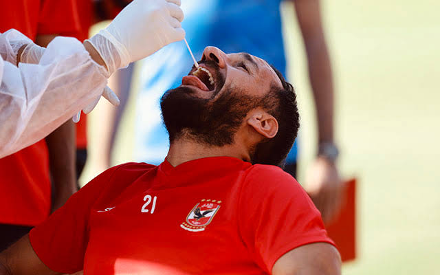 فيلق القلعة الحمراء يجرى مسحة كورونا قبل مواجهة الرجاء المغربى