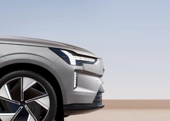 Volvo EX90 العشق