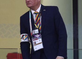 وزير الشباب البريطانى “مثلى الجنس” يطلق شعار المثليين باستاد أحمد بن على القطرى