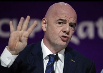 رئيس الفيفا يدرس منع الخمور بالملاعب الأوروبية أسوة بقطر