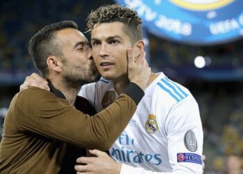 سر العلاقة بين “رونالدو” ووكيل أعماله تثير جدل زملاءه