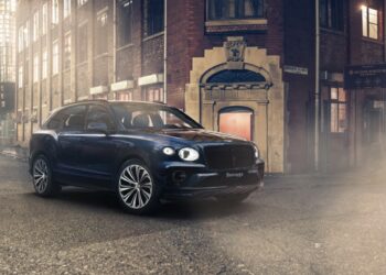 Bentley Private White VC Bentayga لصفوة العالم