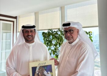 أحمد الشعفار يتسلم كتاب عودة الأمبراطور ويشيد بأهمية التوثيقي الرياضي