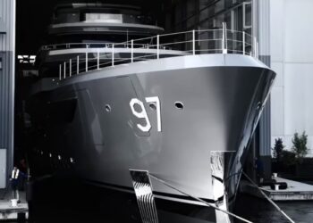 Feadship تكشف عن “Valor”: يخت فائق التطور يعمل بالبطارية ومصنّف للإبحار في الجليد