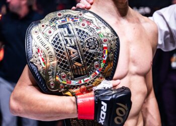 موكاييف يضرب من جديد ويحقق اللقب العالمي في وزن الذبابة