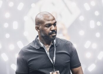 الاتحاد الدولي للملاكمة يضم جون جونز سفيراً عالمياً للملاكمة بدون قفازات