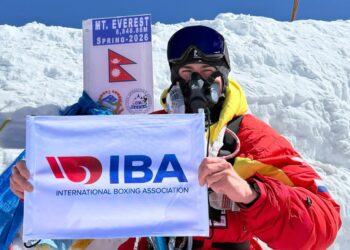 علم “IBA” يرفرف فوق إيفرست بإنجاز غير مسبوق للروسي نبييف